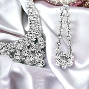 69233 Set: Rhinestone Earrings & Necklace